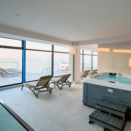 Seaside Paradise - Infinity Pool & Apartment