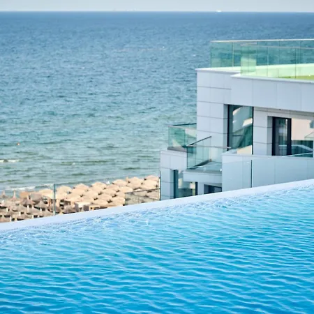 Seaside Paradise - Infinity Pool & Apartment